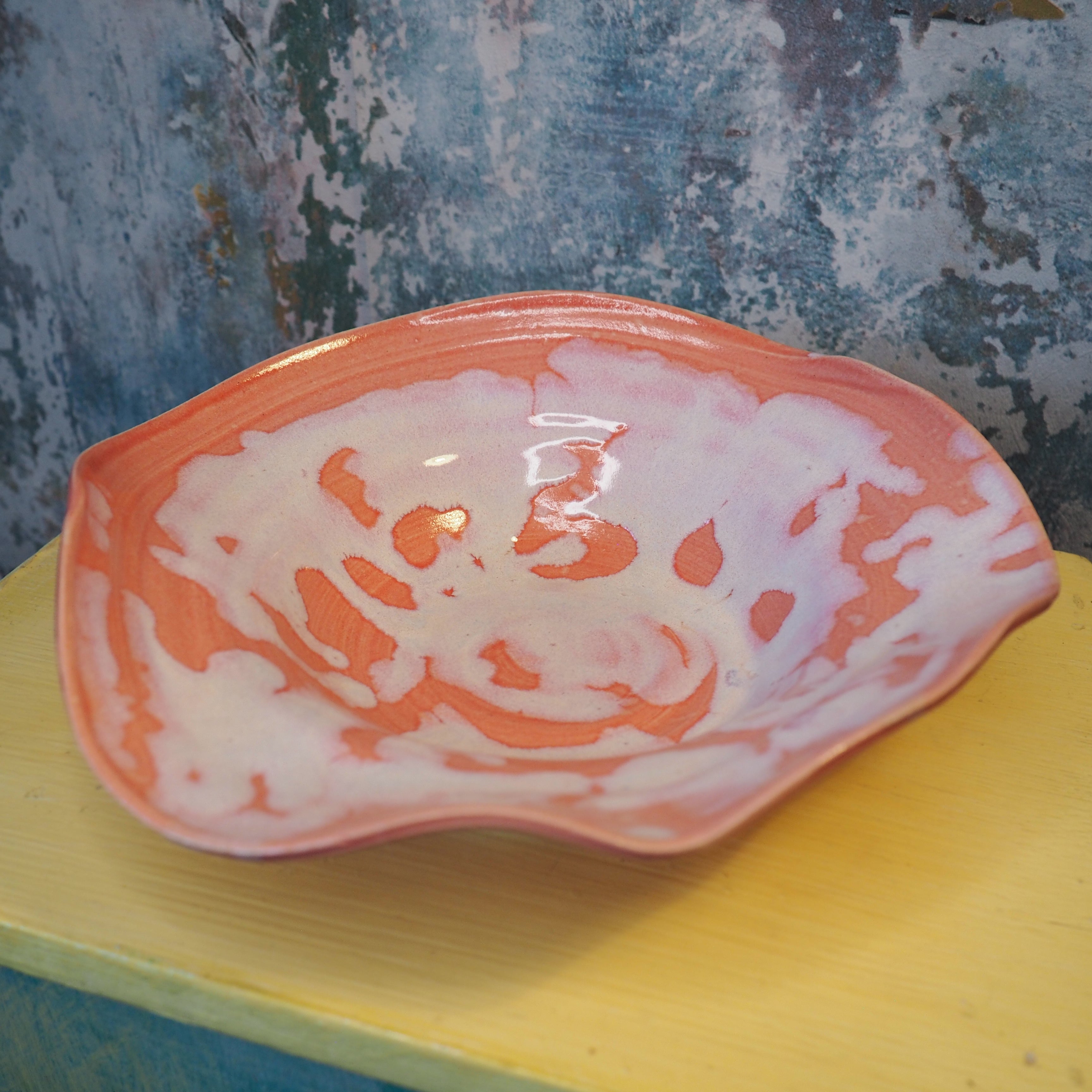Wavy Edge Salad Bowl: Splatter‑Glazed Charm for Lighter Bites