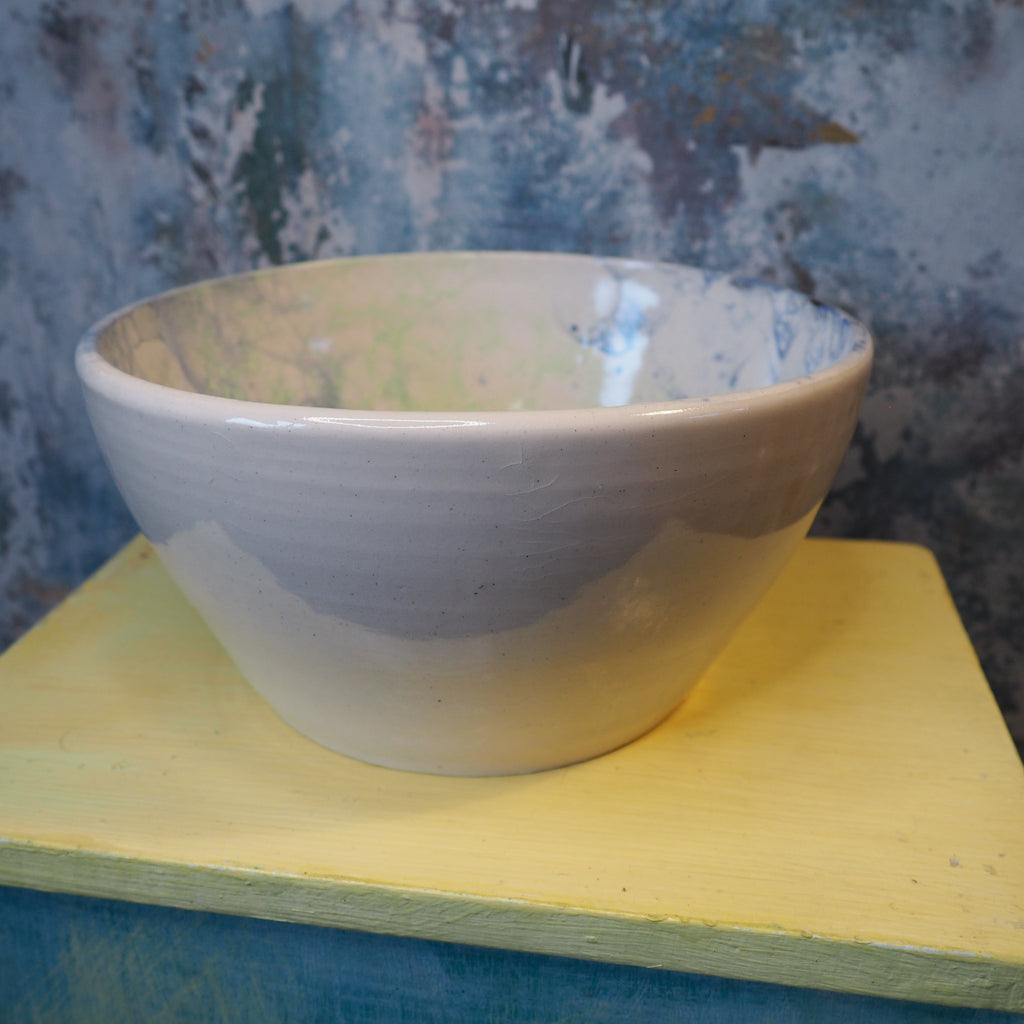 Bubbles Heavy: The Stable Ceramic Mixing Bowl for Cake Makers