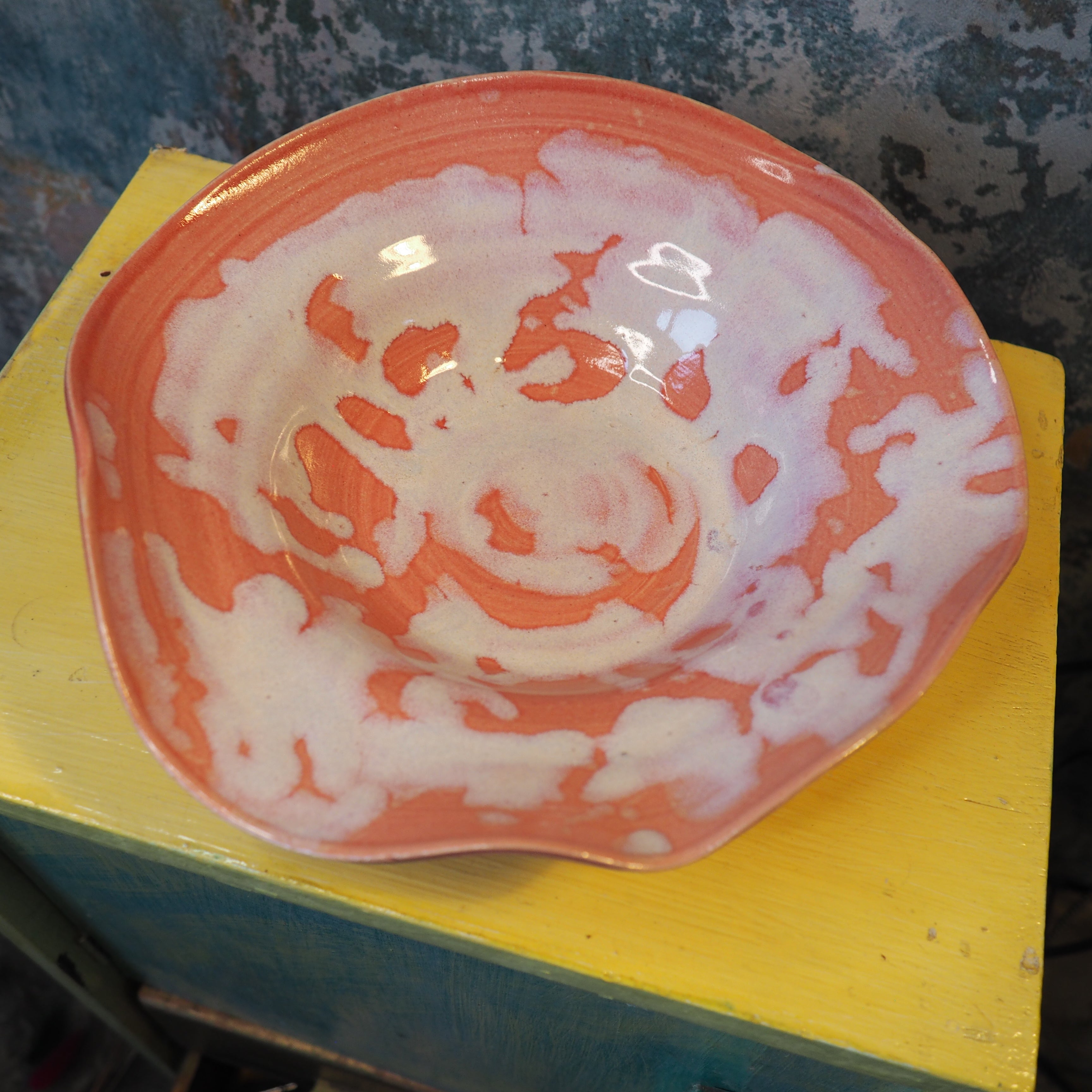 Wavy Edge Salad Bowl: Splatter‑Glazed Charm for Lighter Bites