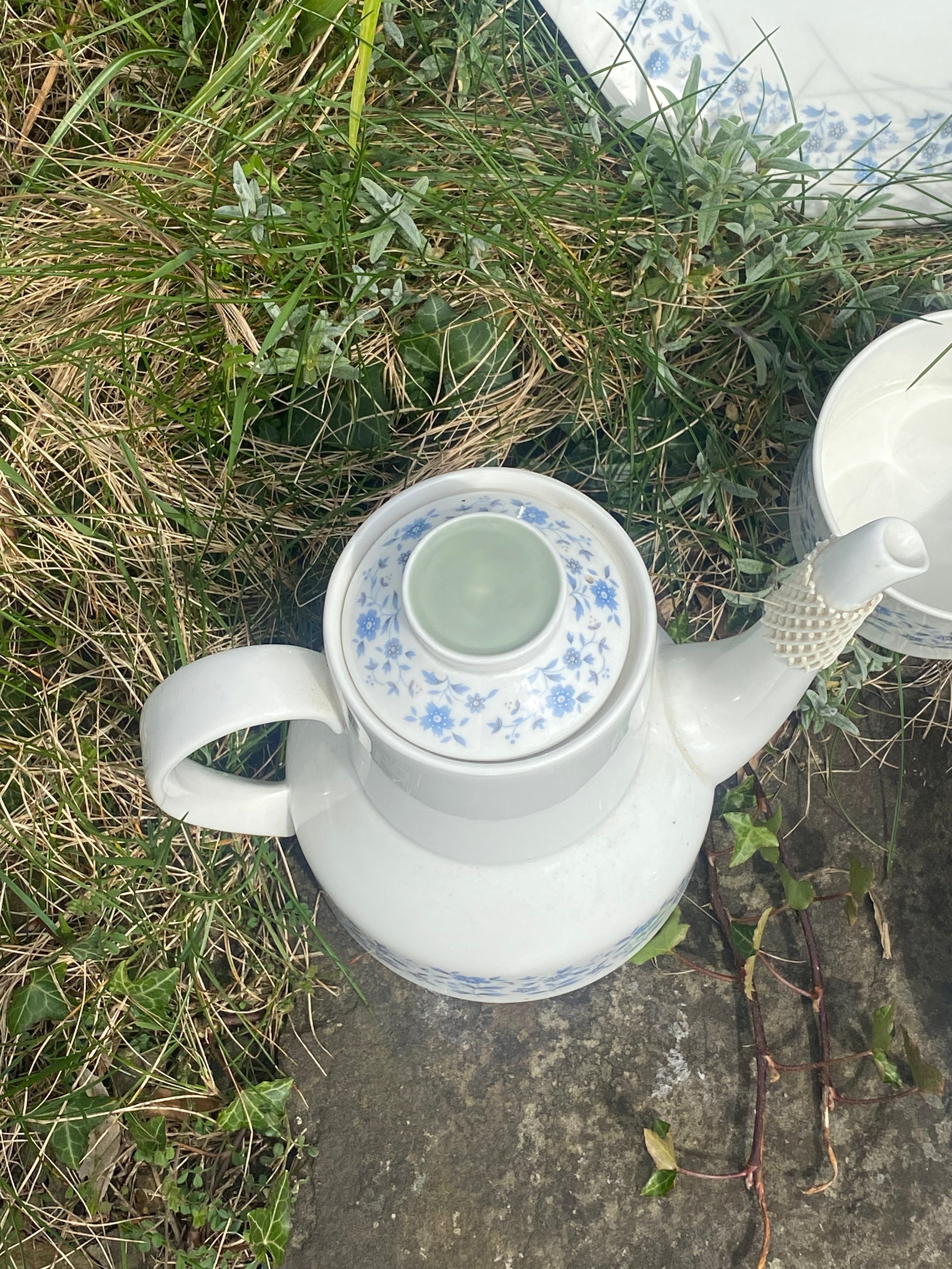 Royal Doulton Coffee Set for Four: Quiet Luxury for Shared Moments