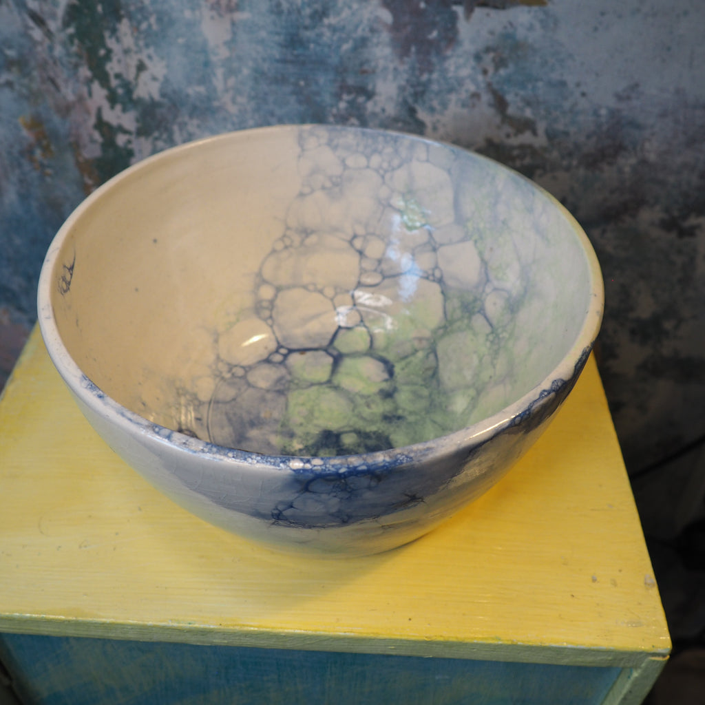 Bubbles Heavy: The Stable Ceramic Mixing Bowl for Cake Makers
