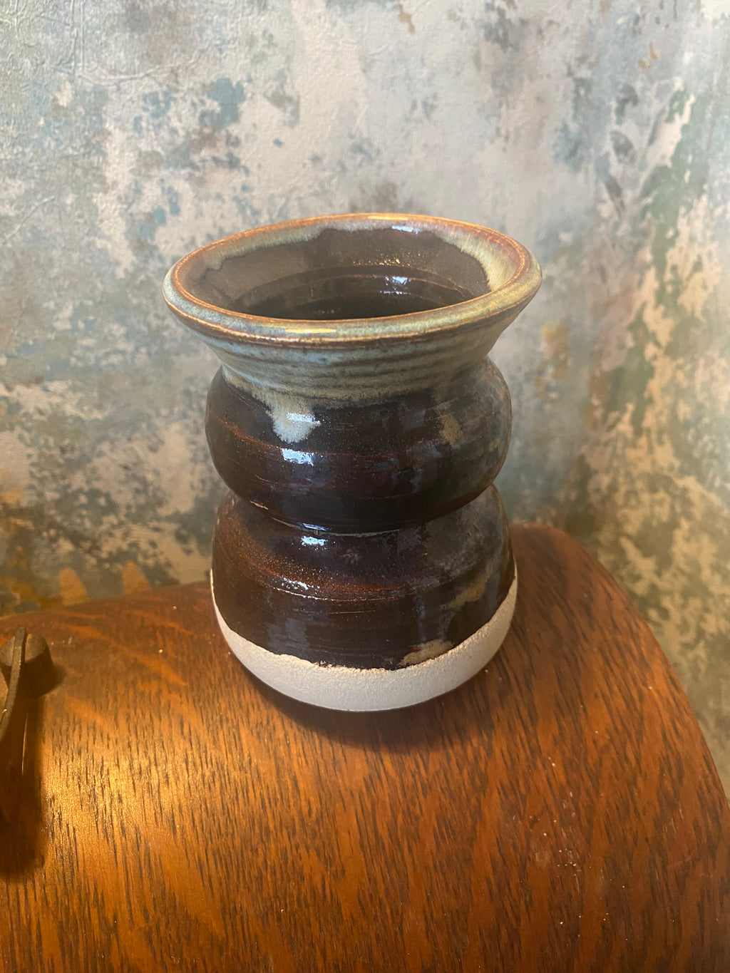 Artists Vase Dark Brown — a studio-ready vessel for brushes and blooms