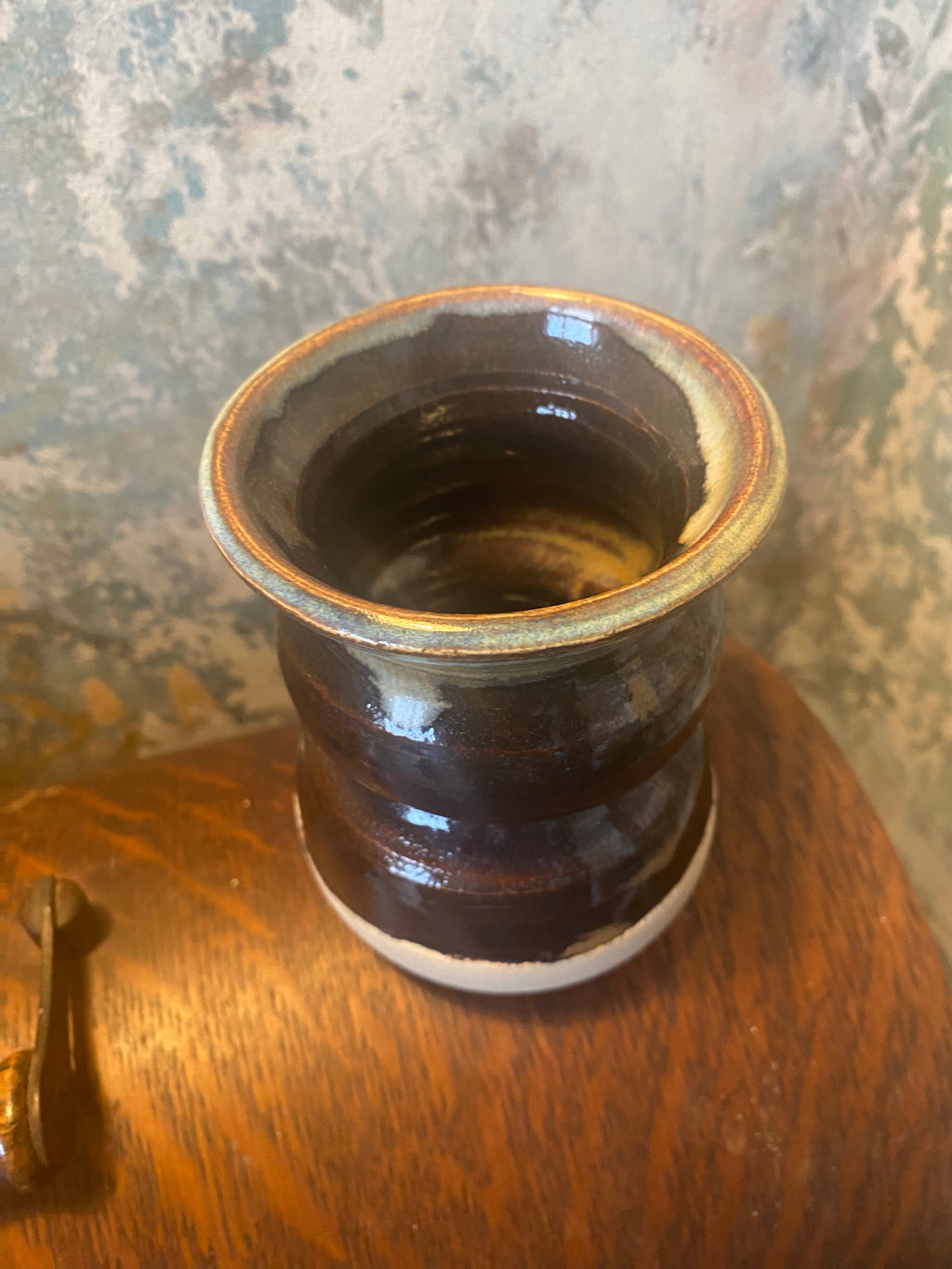 Artists Vase Dark Brown — a studio-ready vessel for brushes and blooms